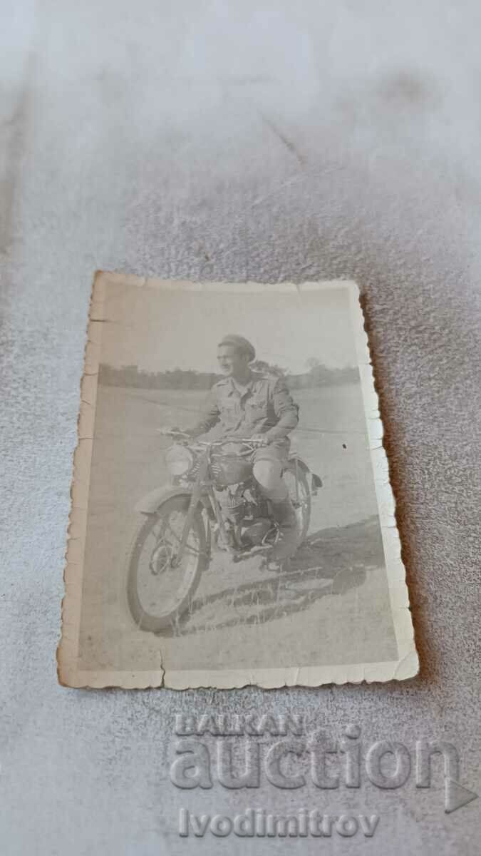 Снимка Русе Офицер на ретро мотоциклет 1951