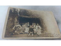 Снимка Искрецъ Мъж жени и деца пред дървен навес