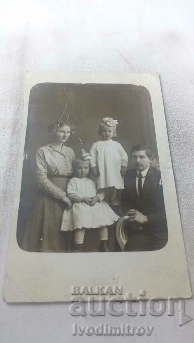 Снимка Мъж жена и две малко момичета