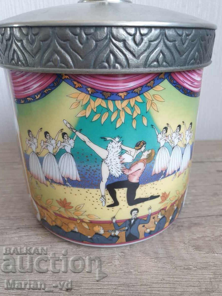 Auction Limited edition porcelain biscuit and gingerbread box Auction Limited edition porcelain biscuit and gingerbread box