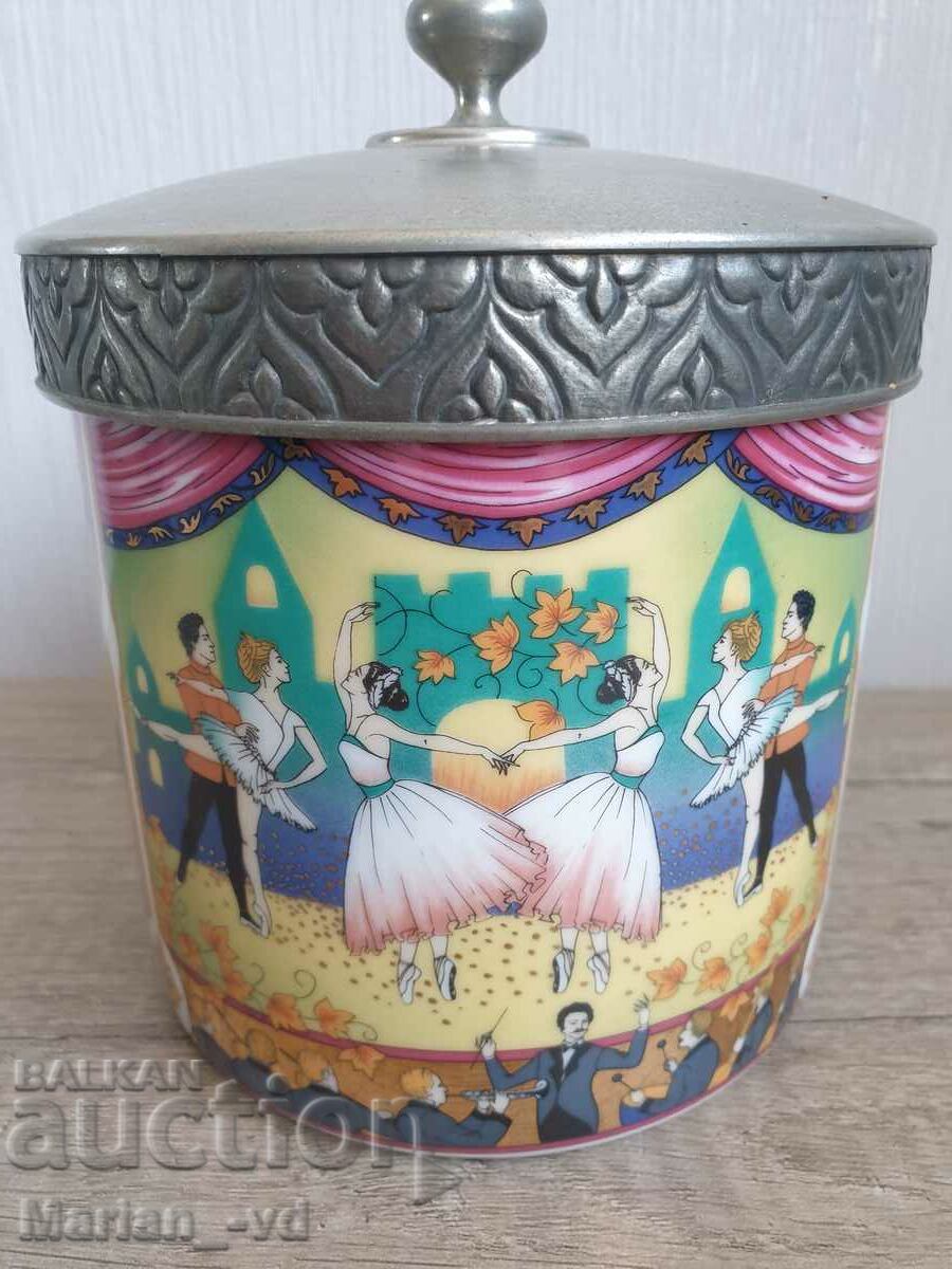 Delivery of Limited edition porcelain biscuit and gingerbread box Delivery of Limited edition porcelain biscuit and gingerbread box