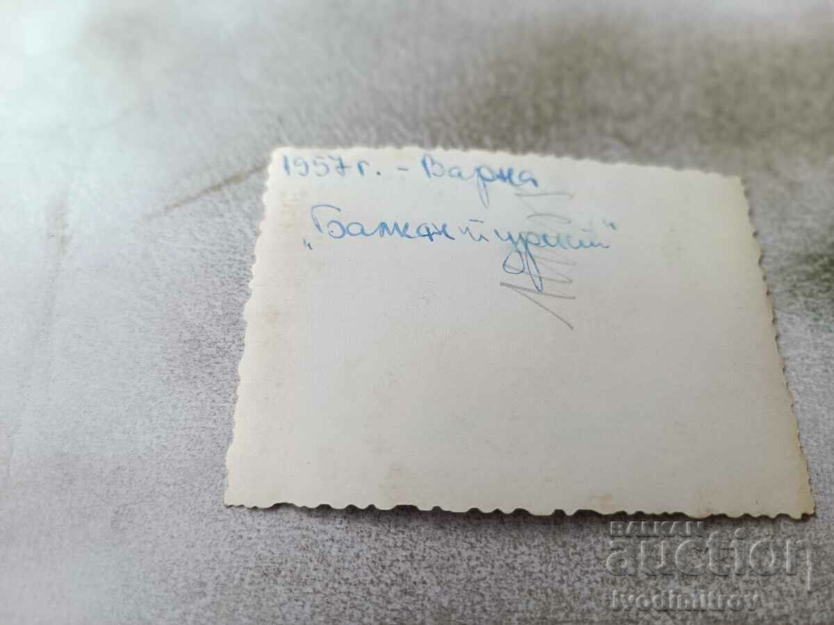 Fotografie Varna Femeie peste plajă Balkantourist 1957 cu preț 0.85 BGN | € 0.43 Fotografie Varna Femeie peste plajă Balkantourist 1957 cu preț 0.85 BGN | € 0.43