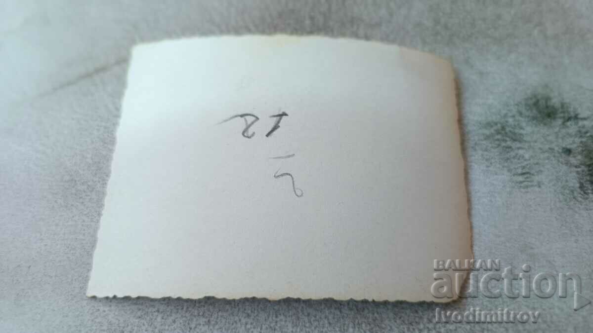 Φωτογραφία Ένας νεαρός άνδρας και ένα νεαρό κορίτσι δίπλα στη θάλασσα με τιμή 1.15 BGN | € 0.59 Φωτογραφία Ένας νεαρός άνδρας και ένα νεαρό κορίτσι δίπλα στη θάλασσα με τιμή 1.15 BGN | € 0.59