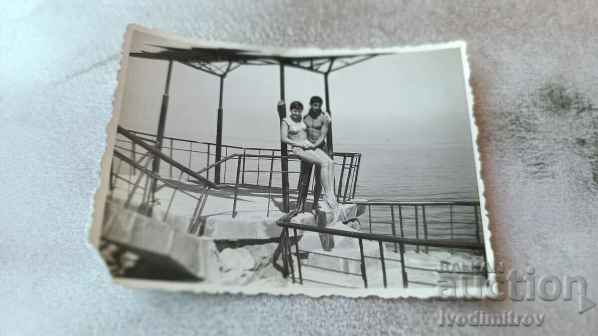 Φωτογραφία Ένας νεαρός άνδρας και ένα νεαρό κορίτσι δίπλα στη θάλασσα