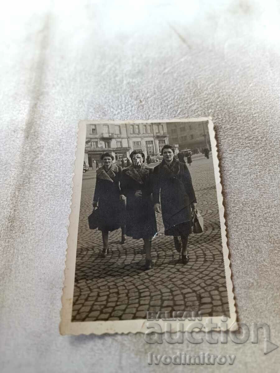 Снимка София Три жени на разходка
