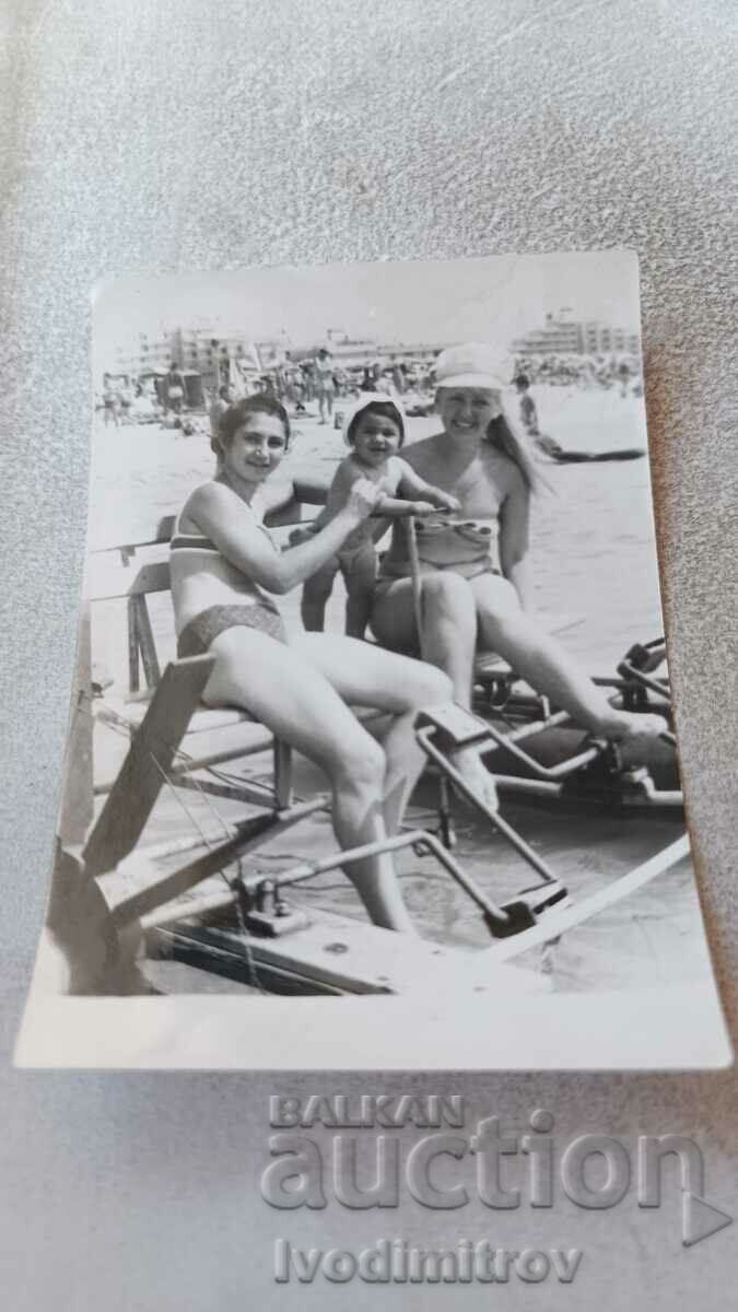 Снимка Две жени и малко момченце на водно колело