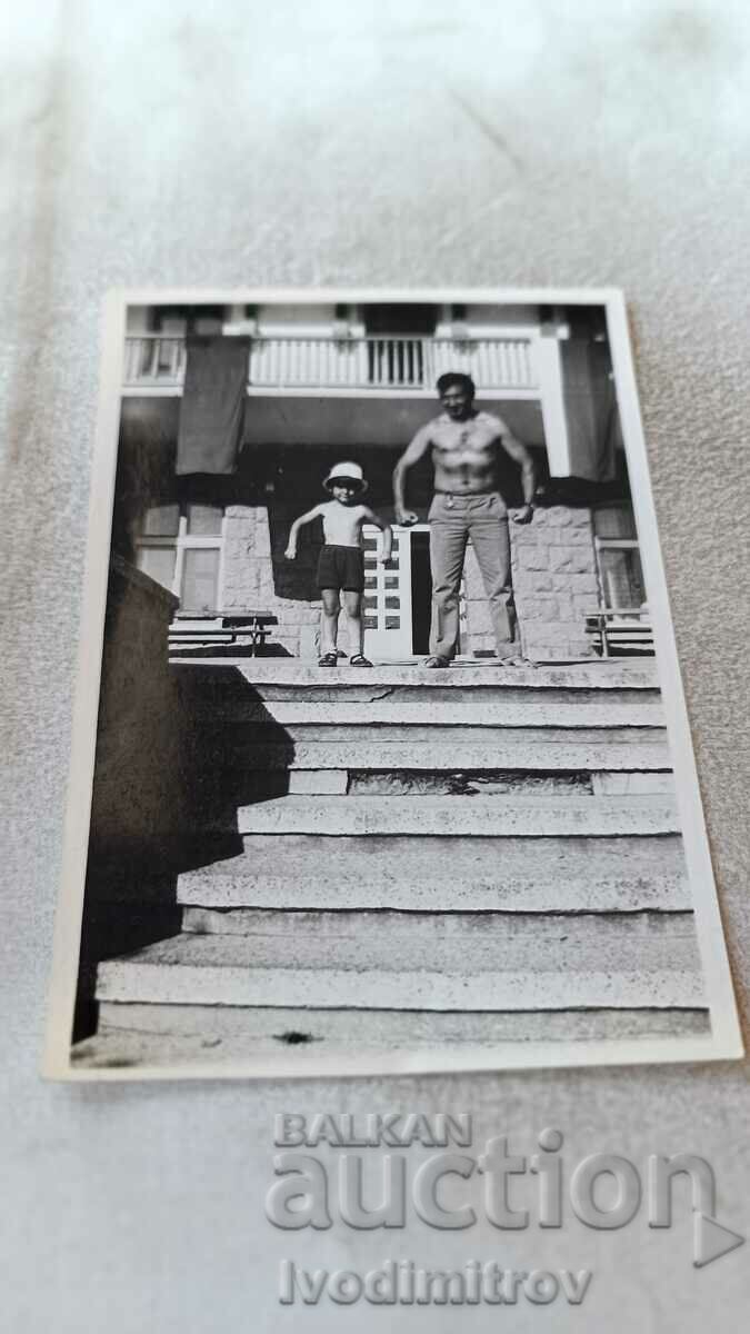 Photo Simeonovo A man and a small boy naked to the waist on stairs