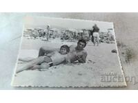 Fotografie cu un bărbat și un băiat pe plajă