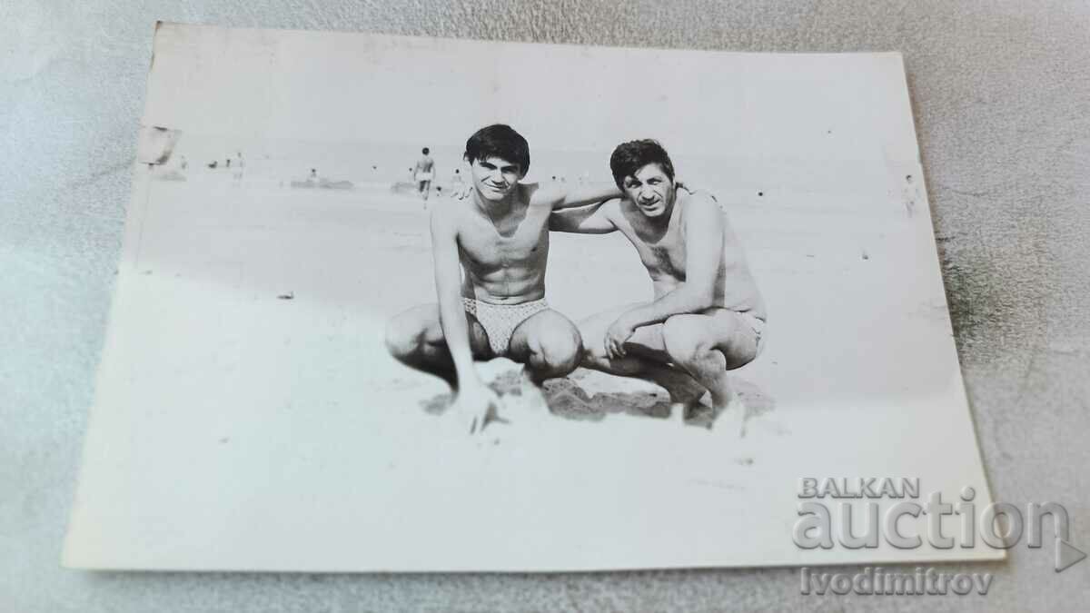 Fotografie Bărbat și tânăr pe plajă