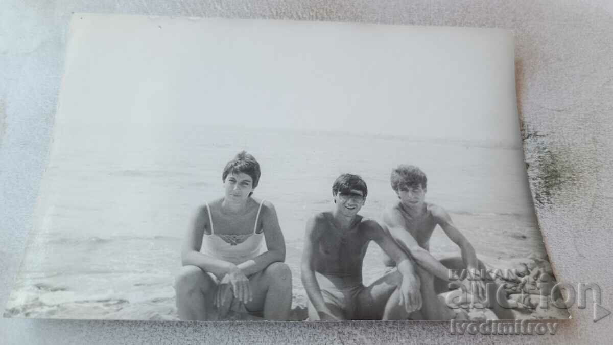 Φωτογραφία Ravda Δύο νεαροί άνδρες και ένα νεαρό κορίτσι στην παραλία 1986
