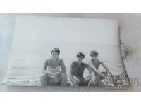 Φωτογραφία Ravda Δύο νεαροί άνδρες και ένα νεαρό κορίτσι στην παραλία 1986
