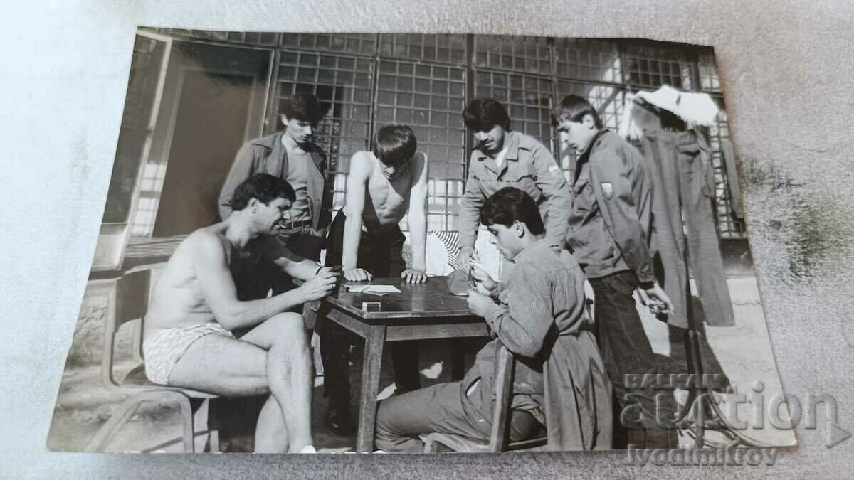 Imagine Un profesor joacă poker cu studenții din armata 1982