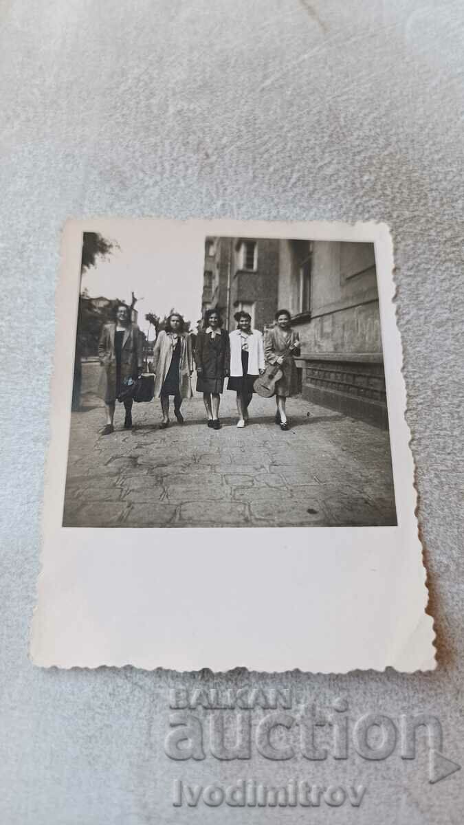 Photo Sofia Five women on a walk