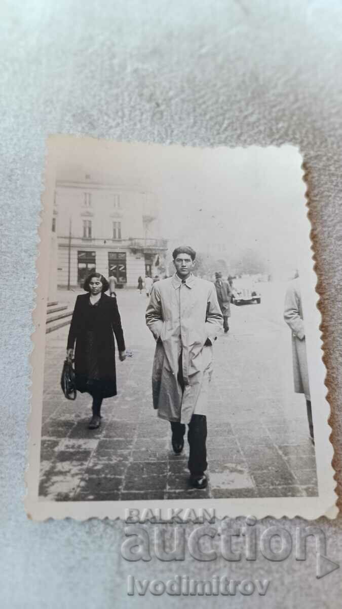 Photo Sofia A man and a young woman on a walk