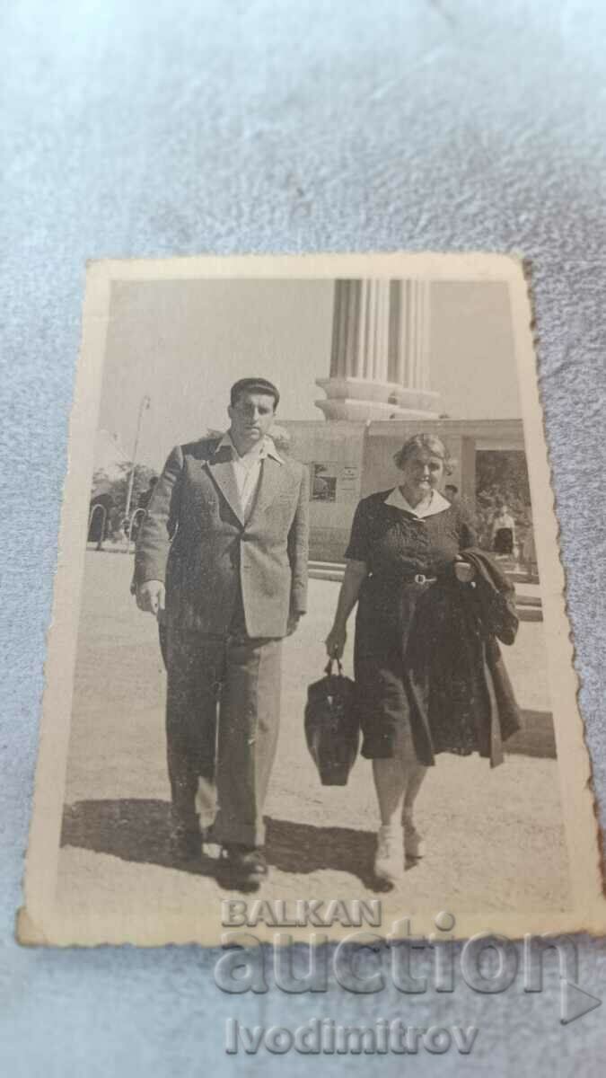 Φωτογραφία Βάρνα Ένας άνδρας και μια γυναίκα μπροστά από την είσοδο του Sea Garden