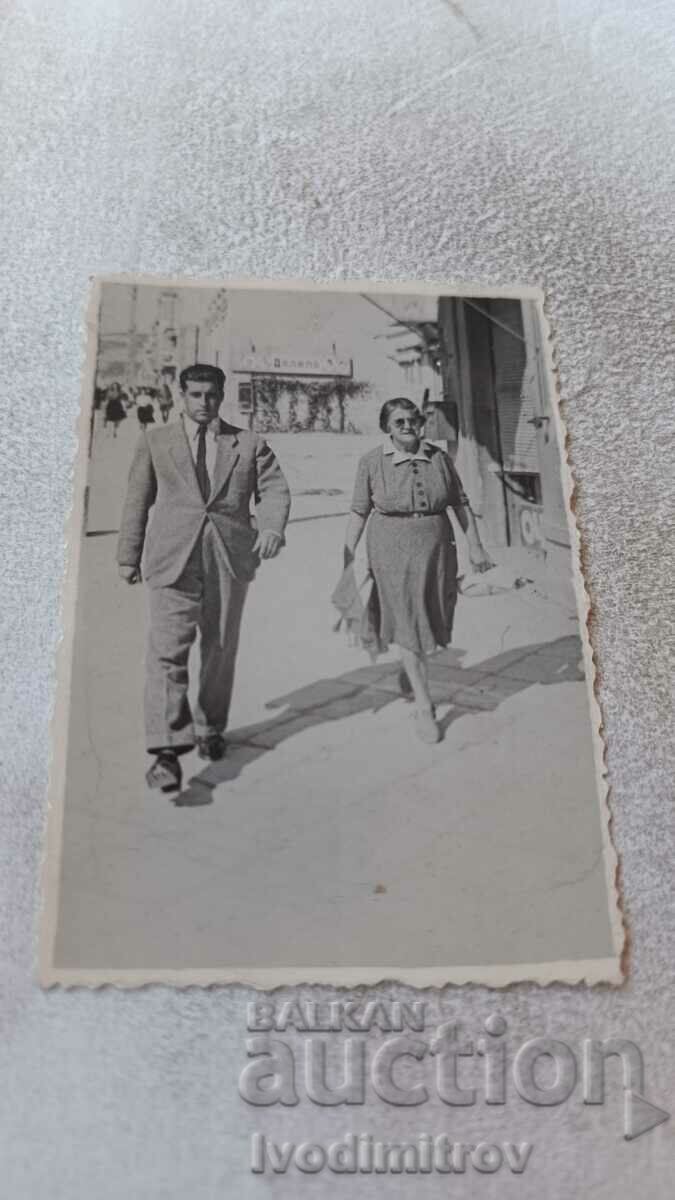 Φωτογραφία Shumen Ένας άντρας και μια γυναίκα που περπατούν βιαστικά προς το σταθμό 1945