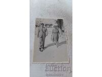 Fotografie Shumen Un bărbat și o femeie mergând vioi spre gară 1945