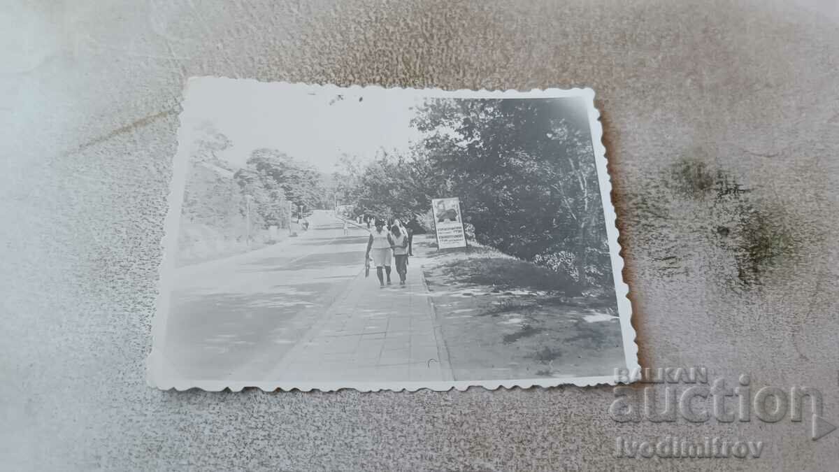 Φωτογραφία Golden Sands Δύο γυναίκες που περπατούν στο πεζοδρόμιο
