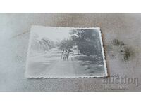 Foto Nisipurile de Aur Două femei mergând pe trotuar