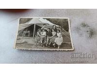 Photo Panichishte A man and young women in front of a paratka