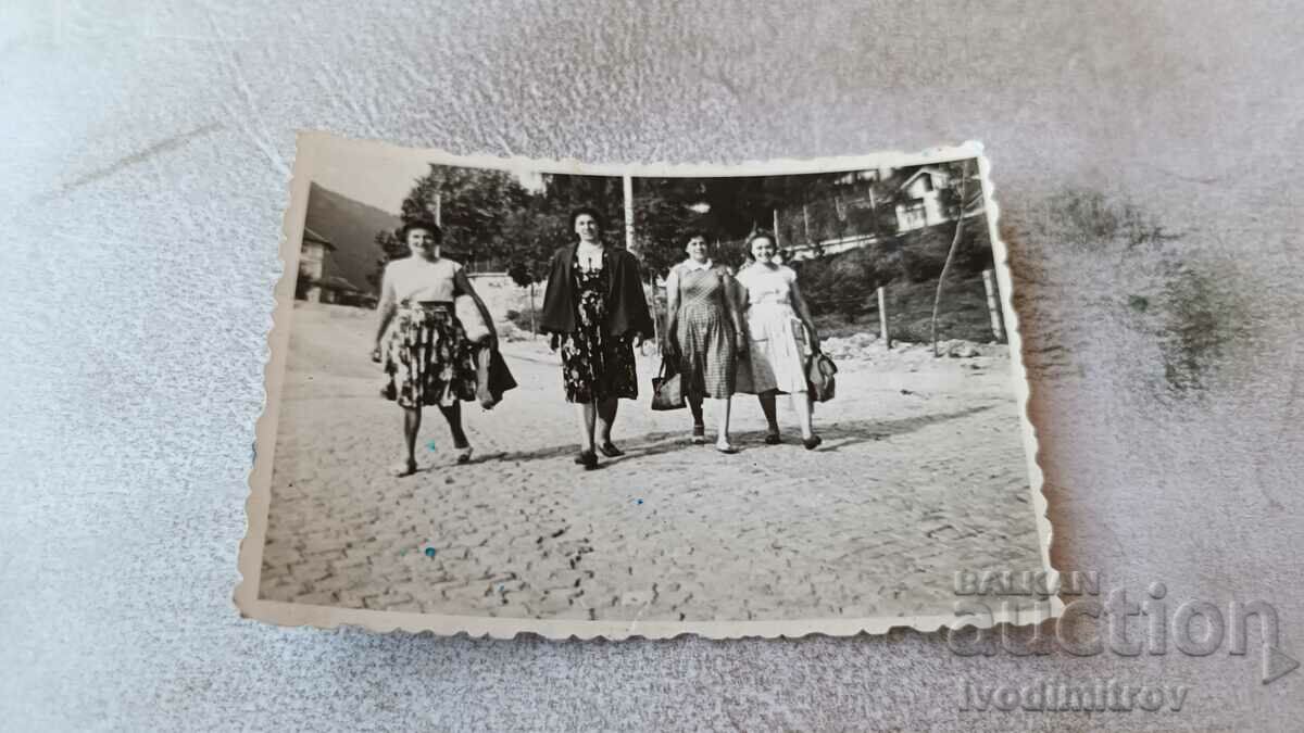 Photo Four women walking on the street