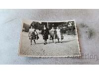 Photo Four women walking on the street