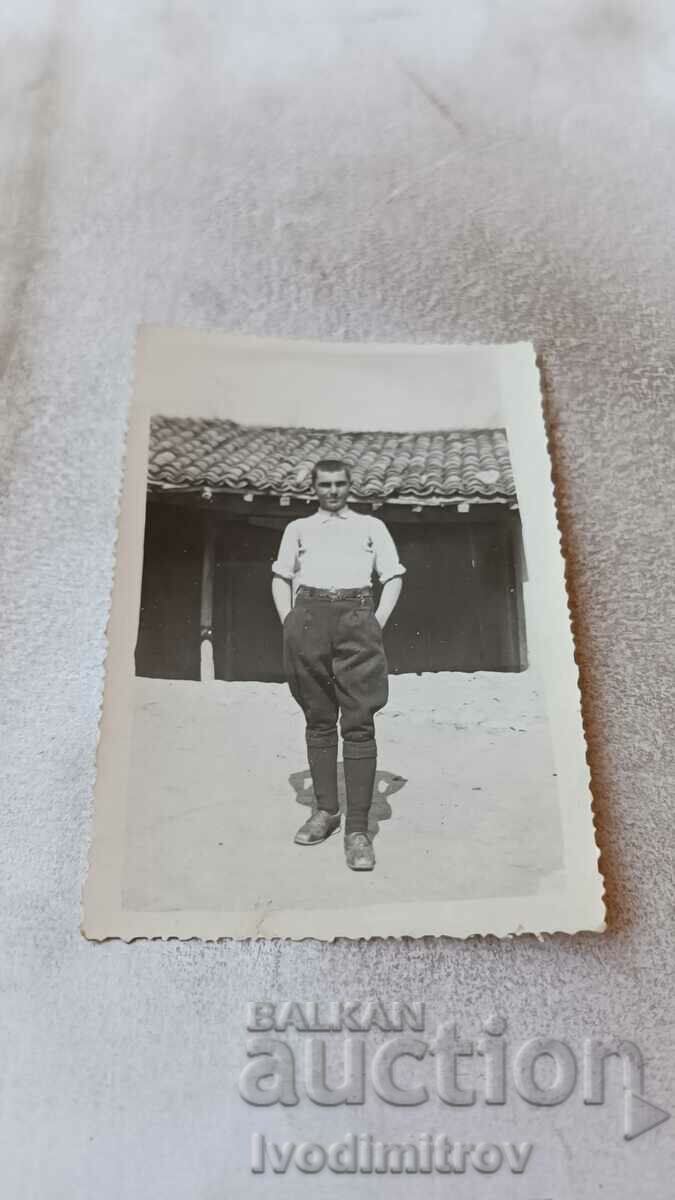 Foto Soldat în curtea unei case vechi
