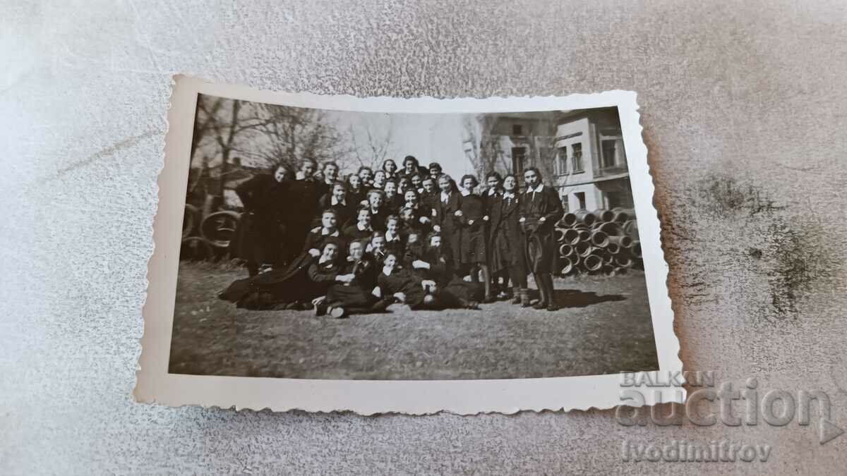 Foto Scolarițe cu profesorul lor în curtea școlii