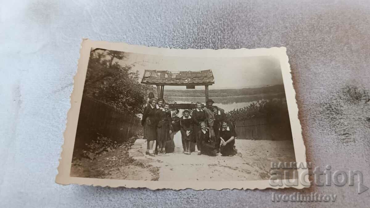Foto Scolarițe cu profesorul lor în curte pe drum