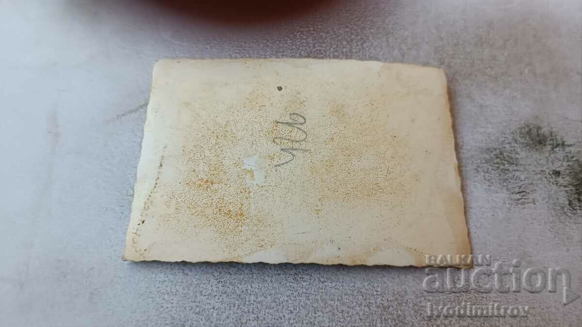 Снимка Момче с бял калпак с цена 0.75 лв. | € 0.38 Снимка Момче с бял калпак с цена 0.75 лв. | € 0.38