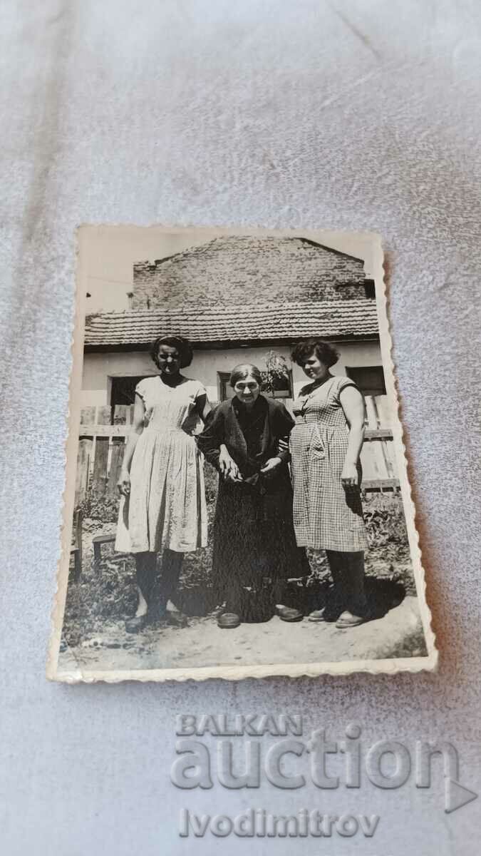 Photo Three women