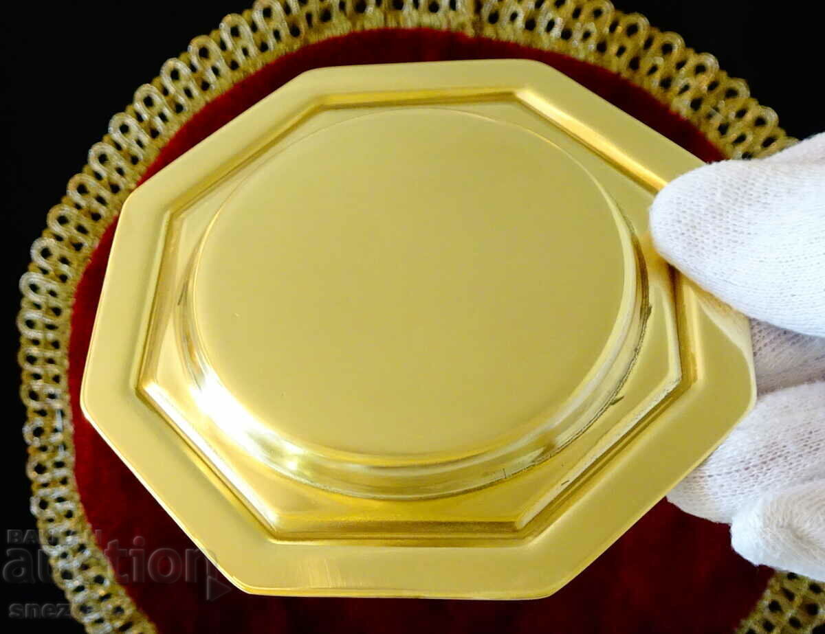 Farfurie de bronz, relief, octogon cu preț 6.00 BGN | € 3.07 Farfurie de bronz, relief, octogon cu preț 6.00 BGN | € 3.07