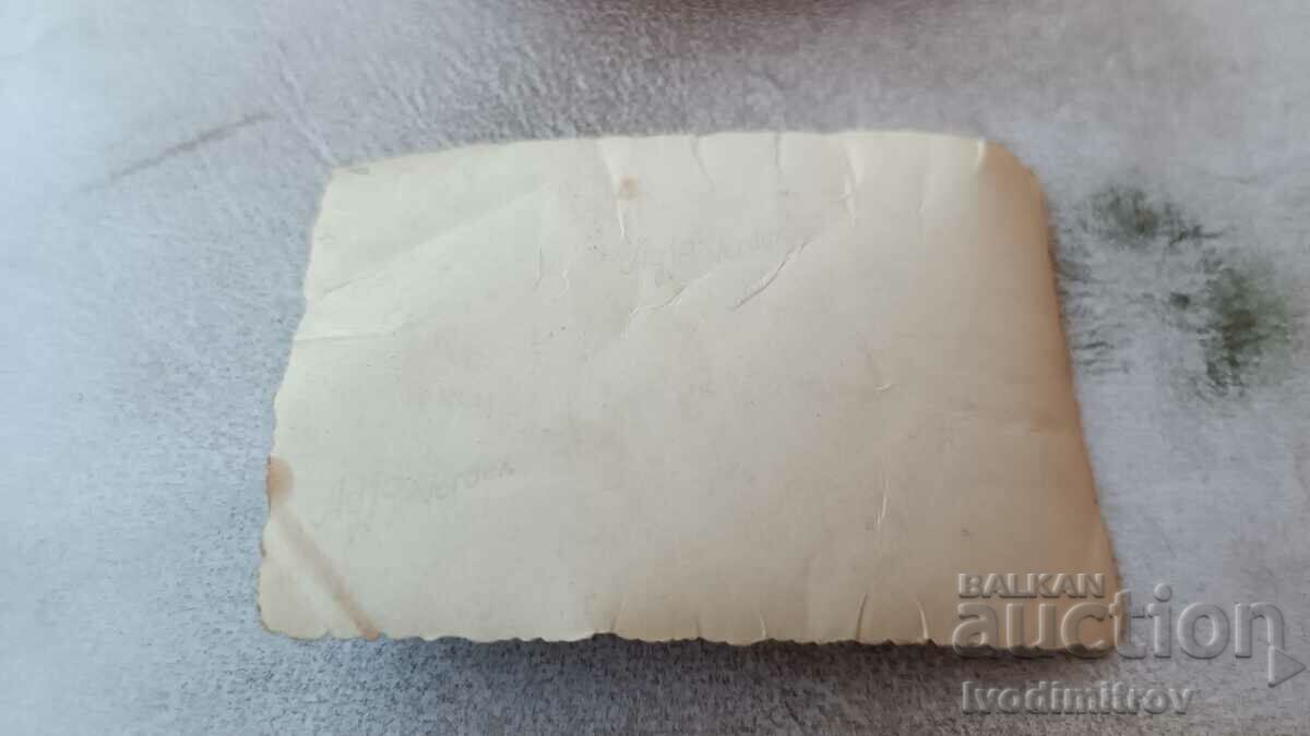 Φωτογραφία Γυναίκες και τρία παιδιά με τιμή 0.75 BGN | € 0.38 Φωτογραφία Γυναίκες και τρία παιδιά με τιμή 0.75 BGN | € 0.38