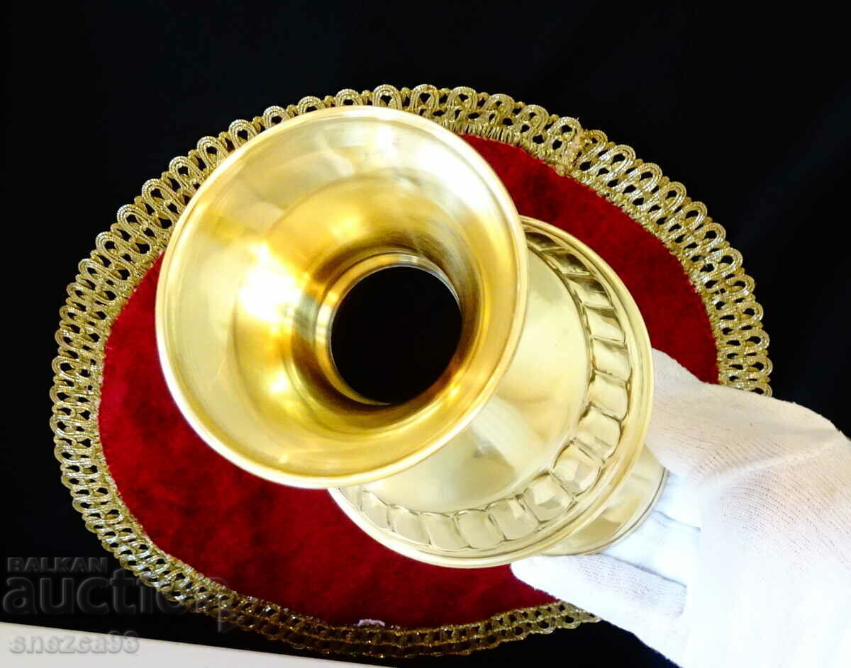 Аукцион Релефна ваза,гарафа от месинг 21 см. Аукцион Релефна ваза,гарафа от месинг 21 см.