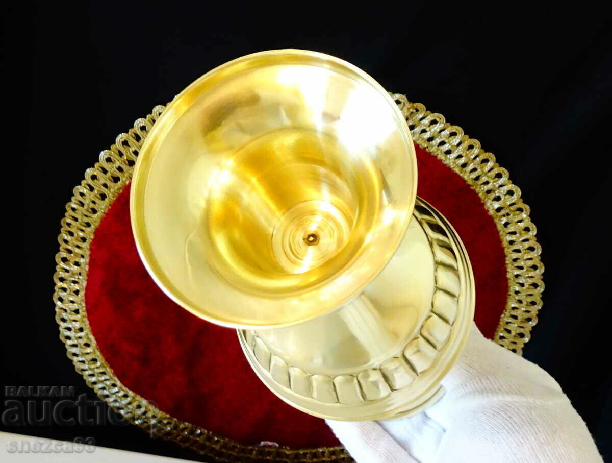 Доставка на Релефна ваза,гарафа от месинг 21 см. Доставка на Релефна ваза,гарафа от месинг 21 см.