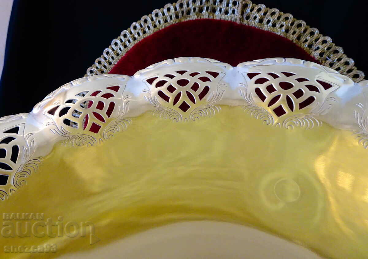 Fructieră bronz 26 cm, ajur, relief, baroc cu preț 39.00 BGN | € 19.94 Fructieră bronz 26 cm, ajur, relief, baroc cu preț 39.00 BGN | € 19.94