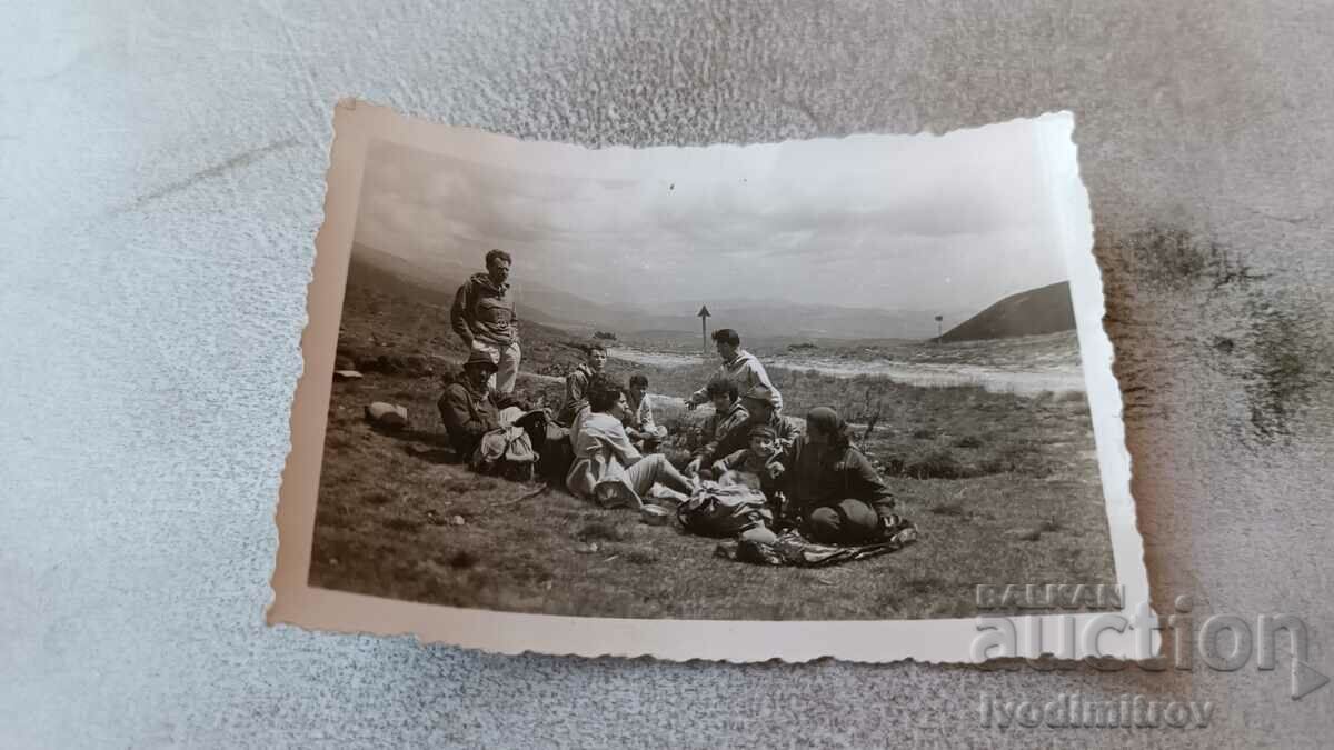 Φωτογραφία Άνδρες γυναίκες και παιδιά σε ένα λιβάδι
