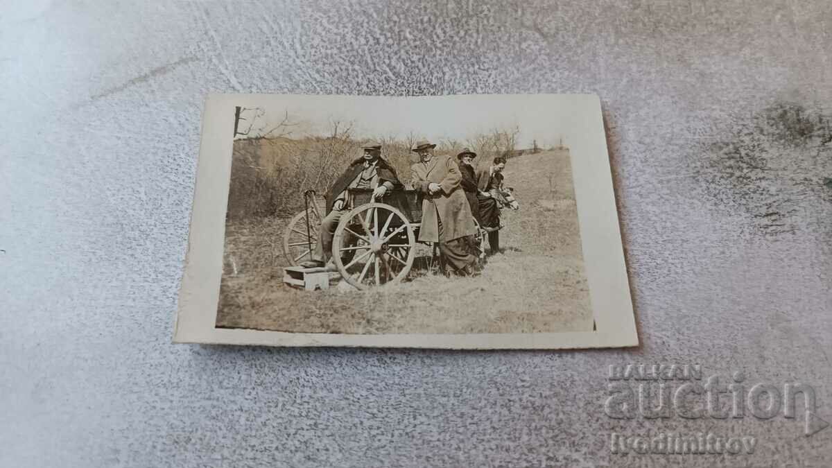 Fotografie Patru bărbați pe un cărucior cu măgari