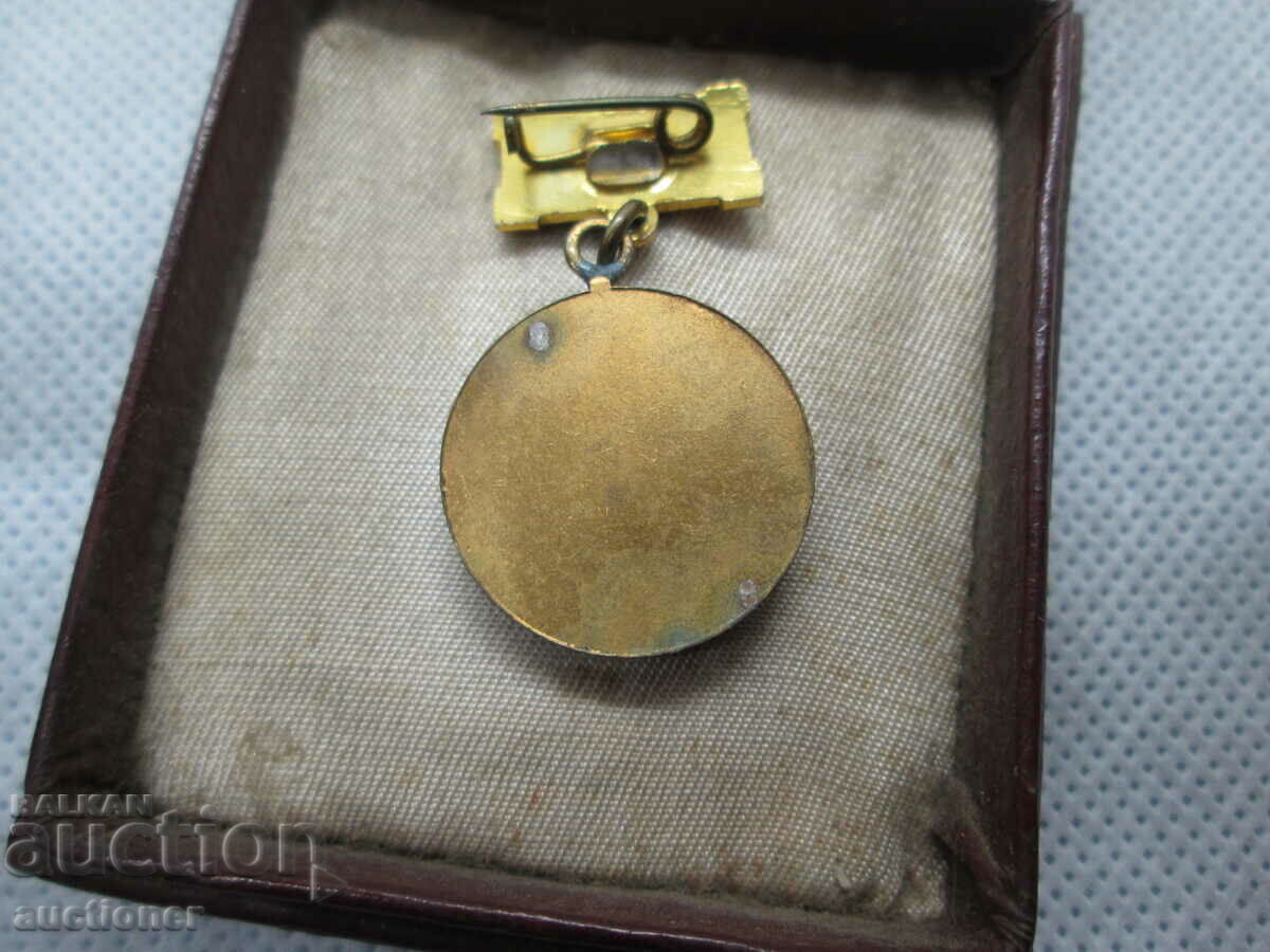 Доставка на МНОГО СТАР НАГРЪДЕН ЗНАК БФС С КУТИЯ Доставка на МНОГО СТАР НАГРЪДЕН ЗНАК БФС С КУТИЯ