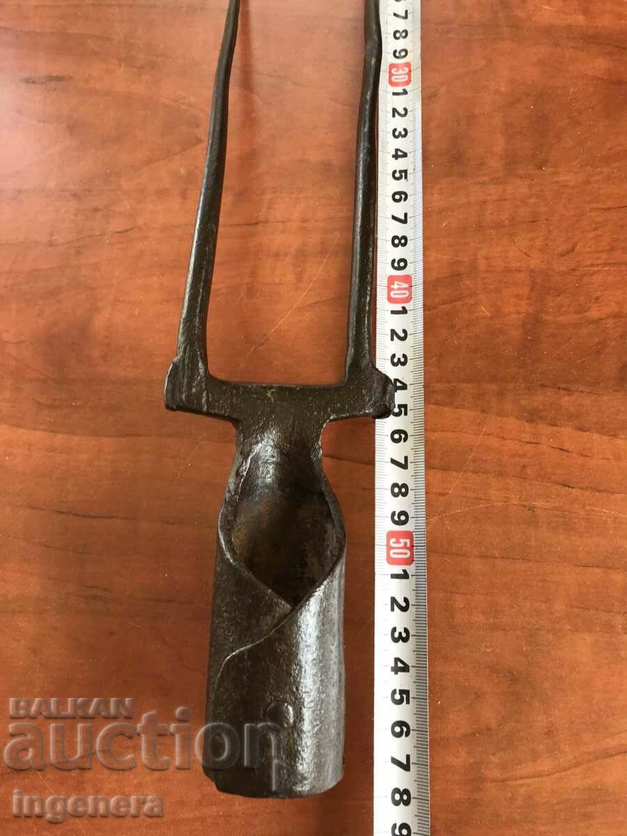 Auction VILLA IRON DOUBLE-HORN DOUBLE-PROOF AGRICULTURAL TOOL Auction VILLA IRON DOUBLE-HORN DOUBLE-PROOF AGRICULTURAL TOOL