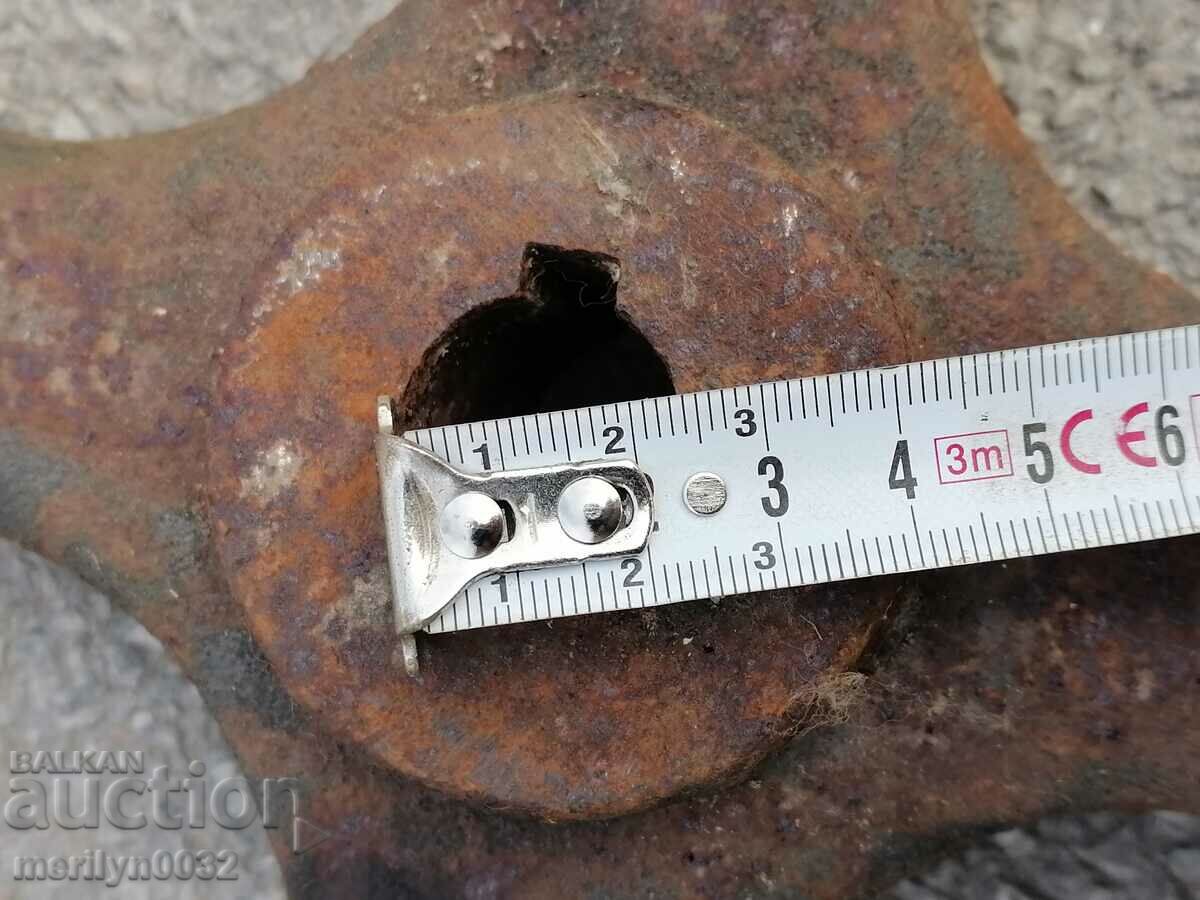 Wheel cast relief cast iron from pressed wrought iron casting - 5 Wheel cast relief cast iron from pressed wrought iron casting - 5