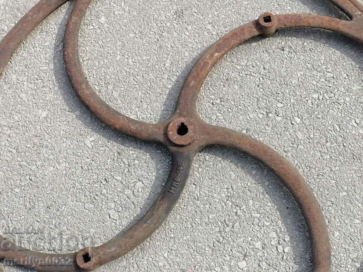 Wheel cast relief cast iron from pressed wrought iron casting - 6 Wheel cast relief cast iron from pressed wrought iron casting - 6