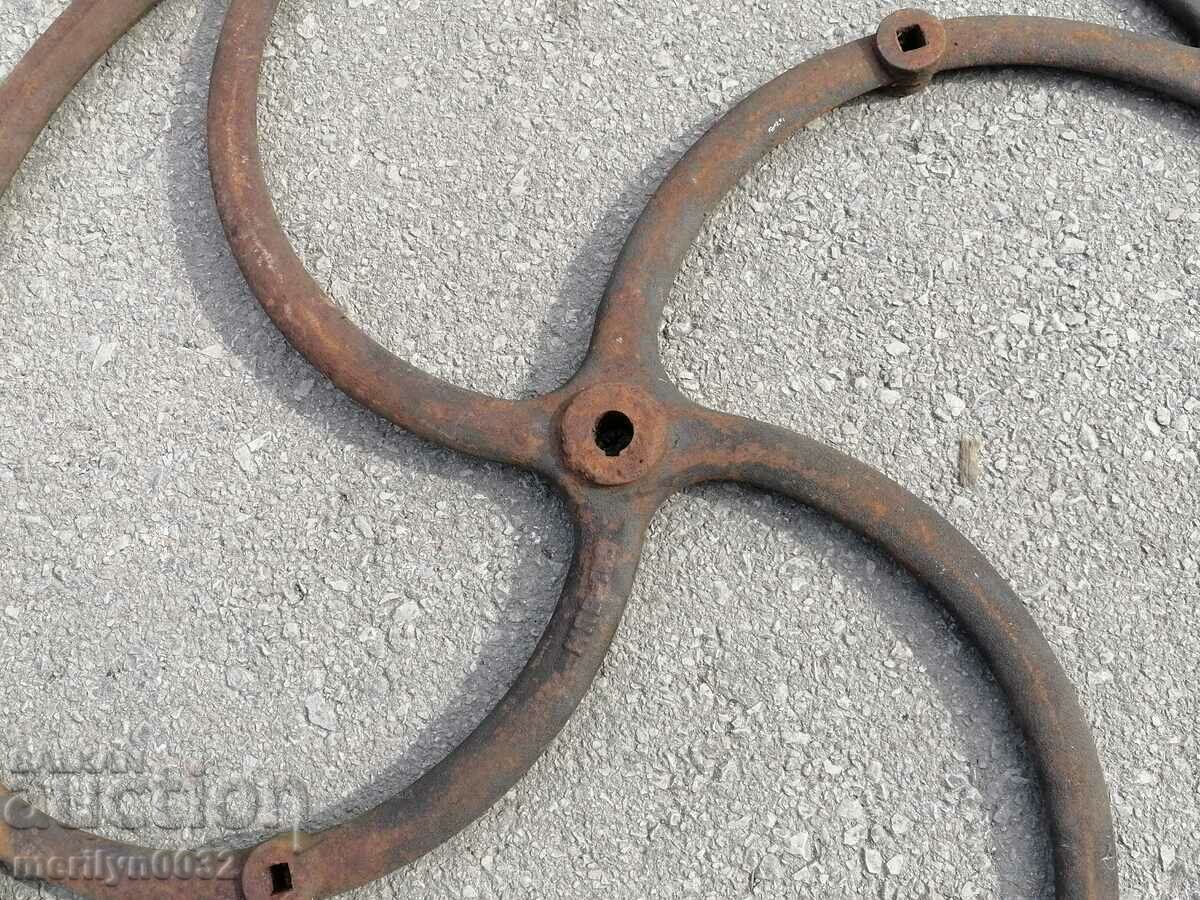 Wheel cast relief cast iron from pressed wrought iron casting - 6 Wheel cast relief cast iron from pressed wrought iron casting - 6