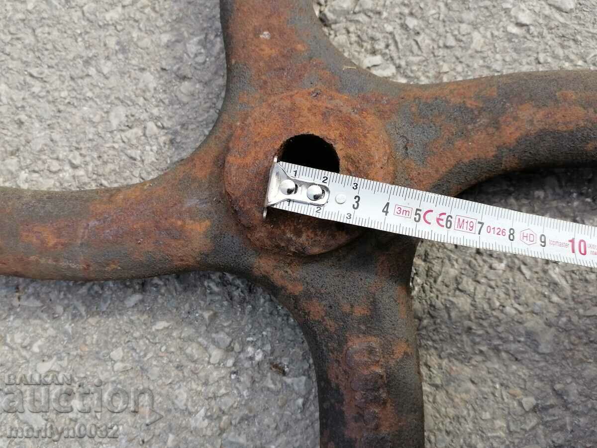 Wheel cast relief cast iron from pressed wrought iron casting - 7 Wheel cast relief cast iron from pressed wrought iron casting - 7