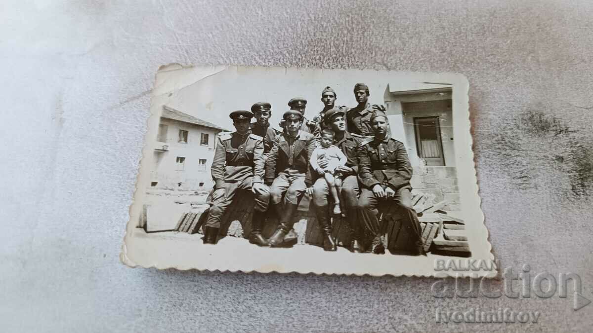 Φωτογραφία Rakovski Αξιωματικοί και ένα αγόρι σε μια πορεία κοκορομαχίας 1952
