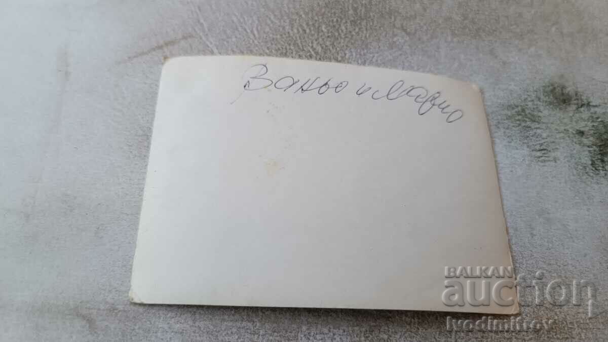 Foto Doi băieți în parc cu preț 0.65 BGN | € 0.33 Foto Doi băieți în parc cu preț 0.65 BGN | € 0.33