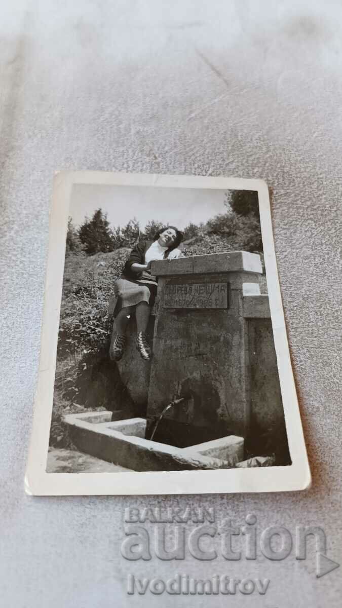 Снимка Жена до чешма на Витоша