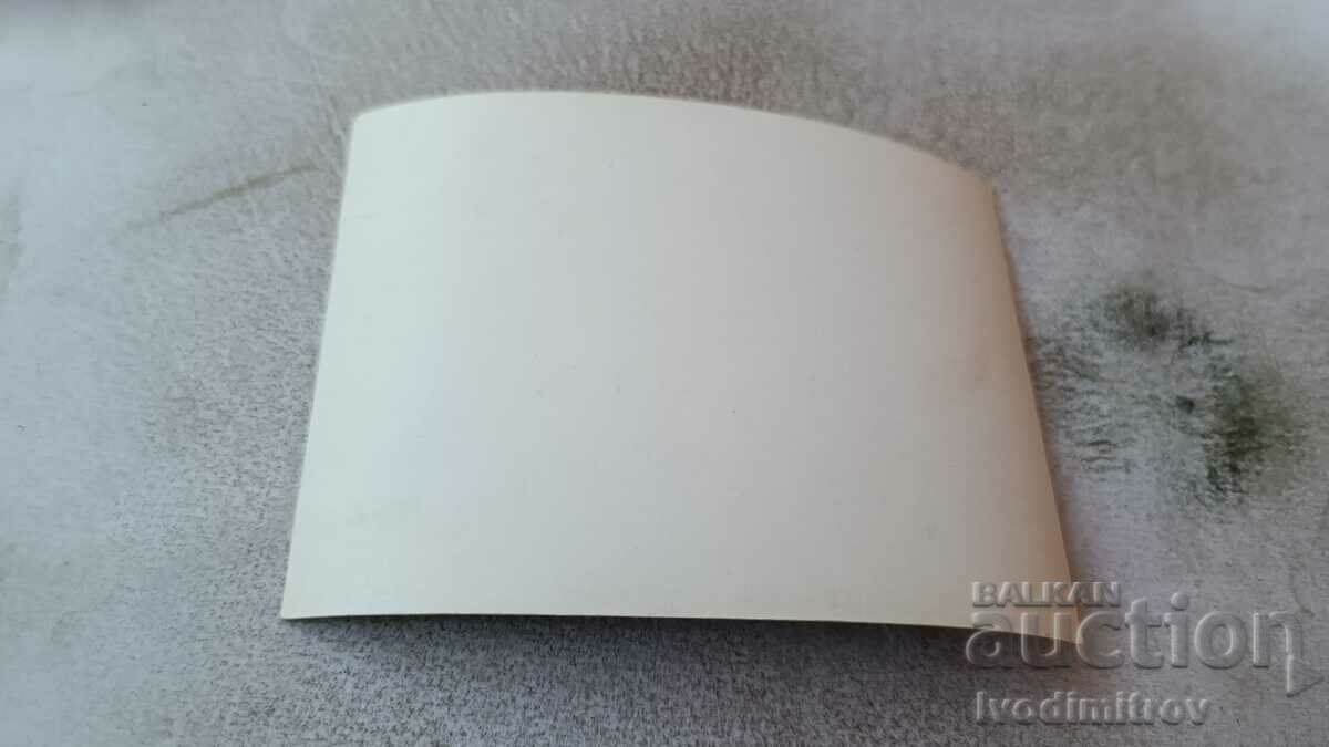 Fotografie Tânără pe trotuar cu preț 0.55 BGN | € 0.28 Fotografie Tânără pe trotuar cu preț 0.55 BGN | € 0.28