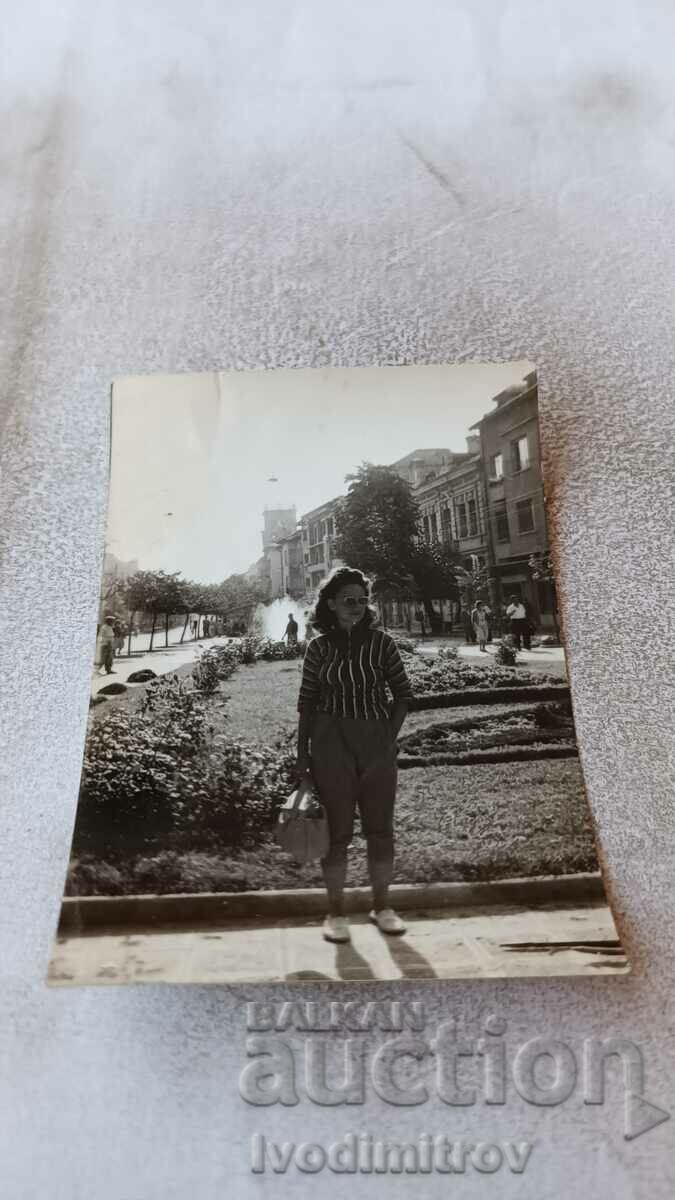 Φωτογραφία Νεαρή γυναίκα στο πεζοδρόμιο