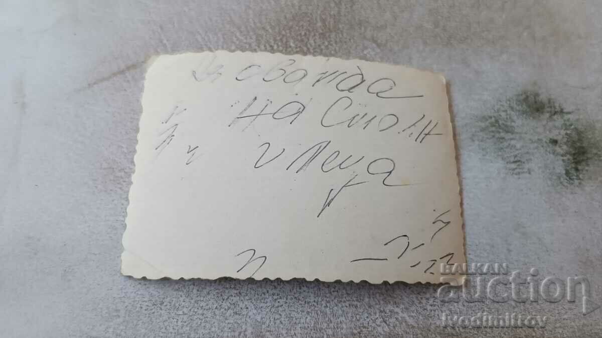 Fotografie cu proaspăt căsătoriți cu prietenii lor cu preț 0.95 BGN | € 0.49 Fotografie cu proaspăt căsătoriți cu prietenii lor cu preț 0.95 BGN | € 0.49